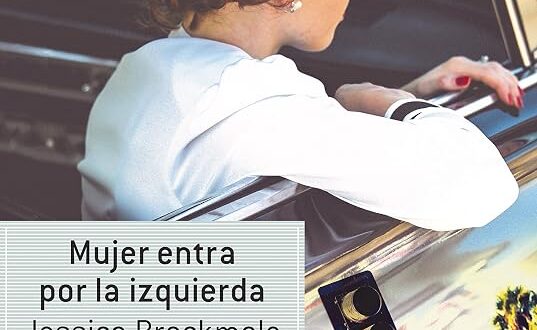 Mujer entra por la izquierda